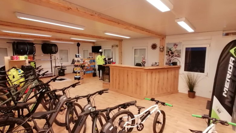 radstadl-haidens-ebike-rental-kirchberg-radat-haidens-ebike-stadl, © Haiden´s eBike Stadl Interior view of a bike rental shop with e-bikes and accessories.
