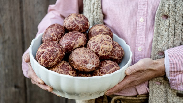Homemade meringues, © Martina Siebenhandl Person holding a bowl of marshmallows.