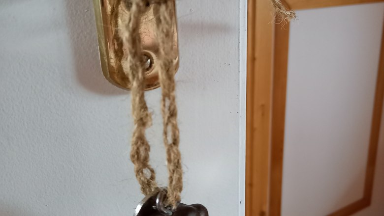 Come in, © Familie Fleischmann Door handle with wooden grape pendant.