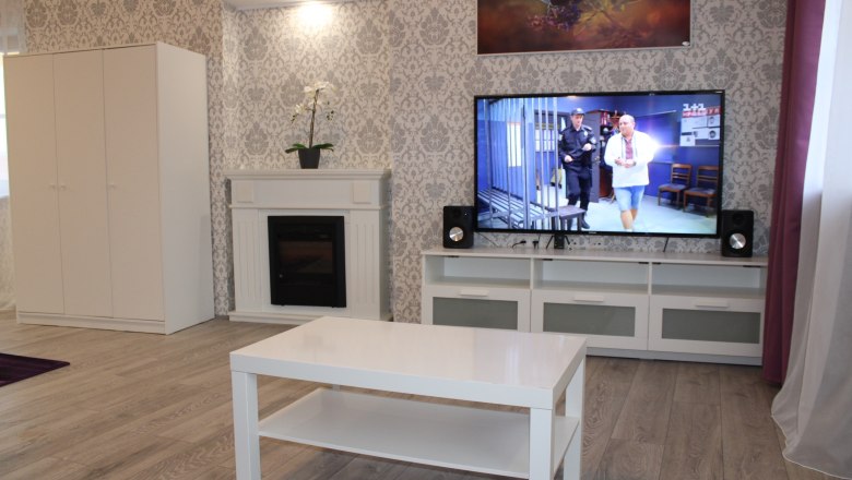 House Donau living room, © Haus Donau, Hr. Benesics White coffee table in the living room with TV