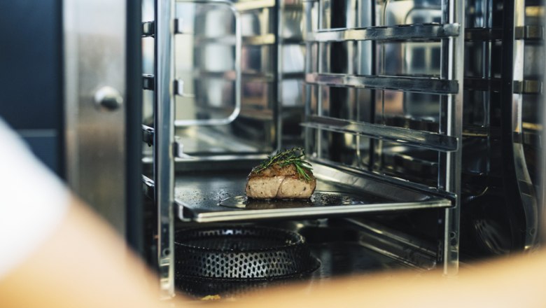 Self-hunted Skila game from the Danube region, © Niederösterreich Werbung/David Schreiber A piece of meat with herbs in a professional oven.