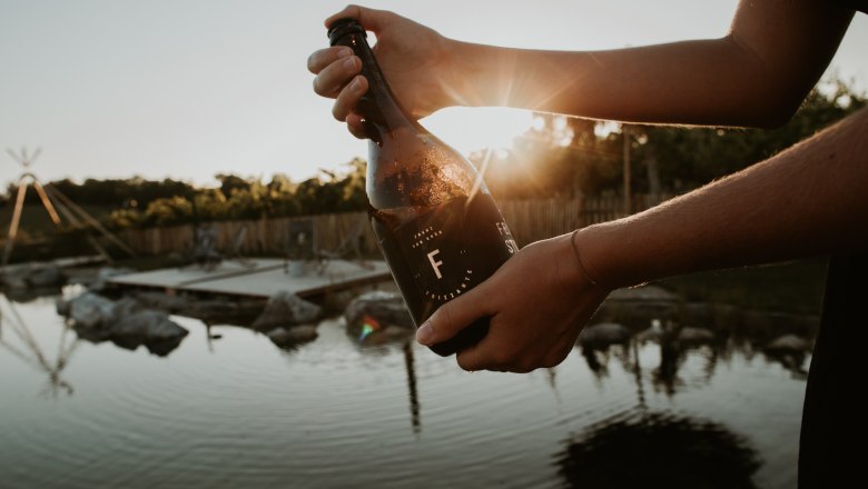 Franz von Grün, © Franz von Grün Wine bottle - pond in the background
