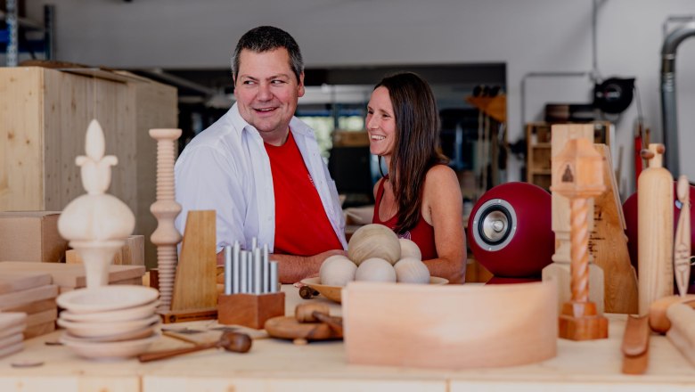 Andreas and Magret Reiter, © Waldviertel Tourismus, Matthias Streibel Two people in a workshop doing woodwork.