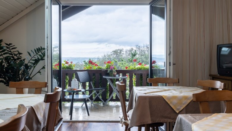 Pension Parzer breakfast room, © Pension Parzer Breakfast room with wooden furniture and view of a balcony with flowers.