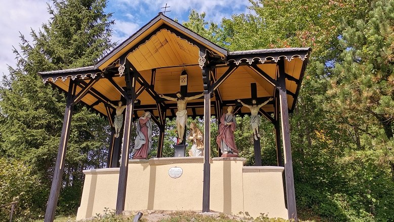 Calvary, © Wiener Alpen Calvary with crucifixion group under a roofed pavilion.