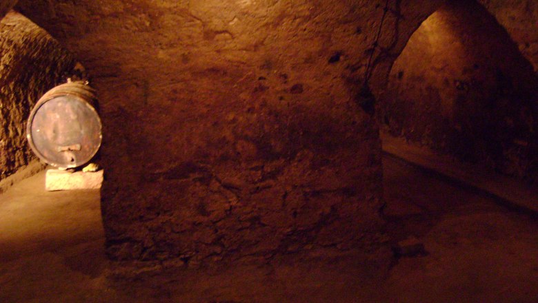 Arched tubes, © Familie Krottendorfer Vaulted cellar with barrel and brick arches.
