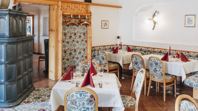 Inn parlor of the Hotel Ringl, © Niederösterreich Werbung/David Schreiber Cozy pub with laid tables and floral patterned chairs.