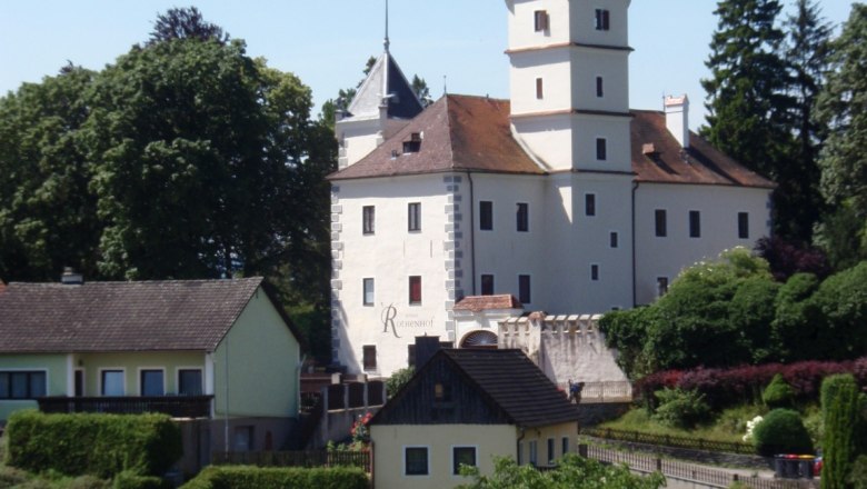 Rothenhof Castle in Emmersdorf, © Arbeitskreis Wachau/R. Würflinger Rothenhof Castle in Emmersdorf surrounded by trees and buildings.