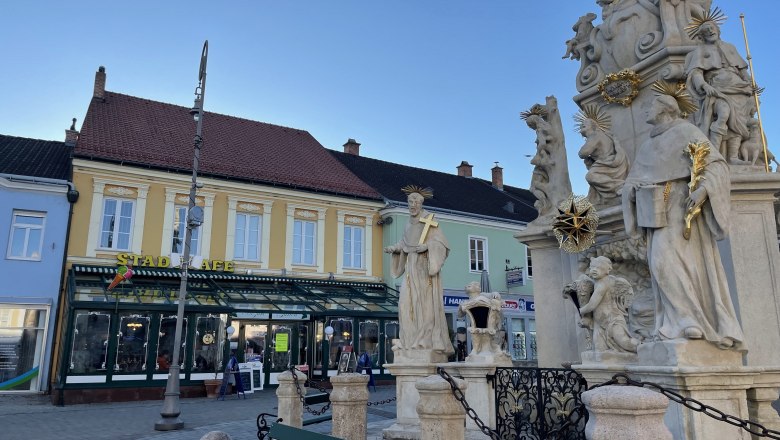 Stadtcafe Neunkirchen, © Wiener Alpen Lechner Stadtcafe Neunkirchen with statue in the foreground.