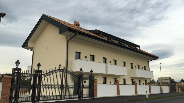 Exterior view, © Mattone GmbH Exterior view of a modern building with a tiled roof and wrought-iron gate.