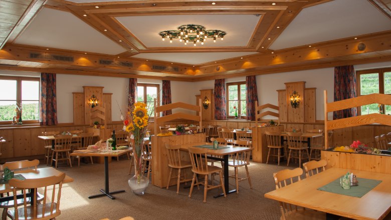 Weinbergstüberl, © Bernd Eisenbock Cozy dining room with wooden furniture and decorations.