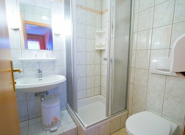 Pension Koderholt, © Koderholt Small bathroom with shower, washbasin and toilet.