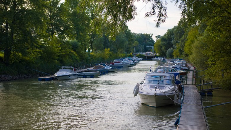 ARBÖ WMCW Waterski and Motorboat Club Korneuburg, © Bernhard Rezac Boats on a jetty in a wooded canal.