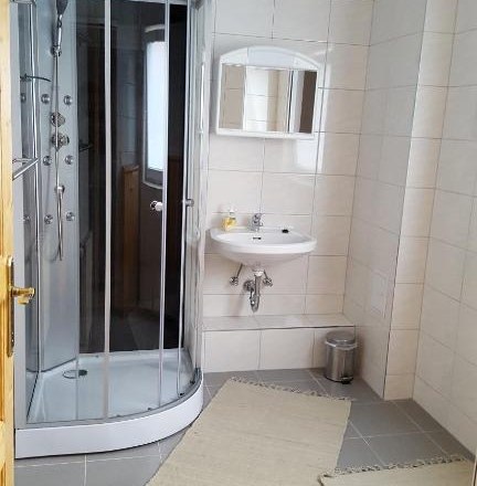 Bathroom, © Haus Nova Modern bathroom with shower, washbasin and mirror.