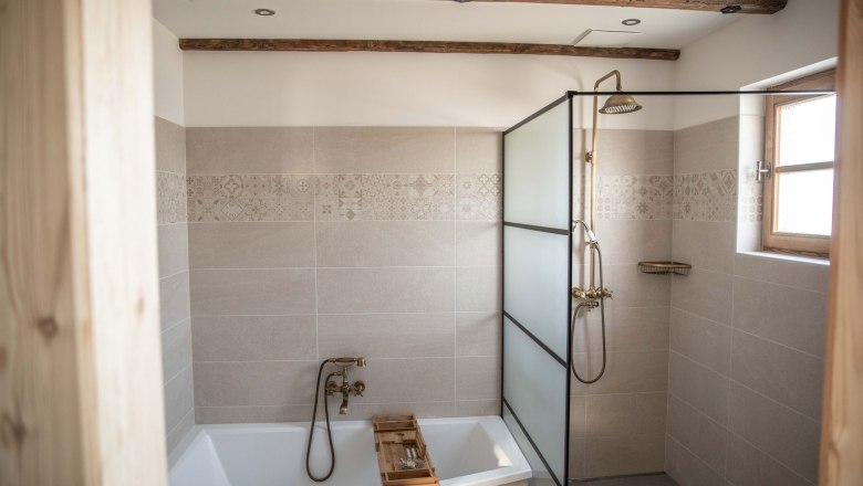 Bathtub and shower, © Erlebnishof Strasser, Fotografin Sabine Strasser Bathtub and shower, © Erlebnishof Strasser, Fotografin Sabine Strasser