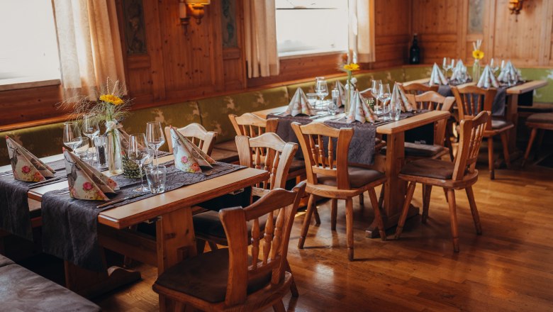 Family business since 1880, © Niederösterreich Werbung/Daniela Führer Cozy restaurant with wooden furniture and laid tables.