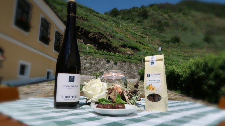 Wine enjoyment in front of the Klosterhof restaurant, © Restaurant Klosterhof Wine enjoyment in front of the Klosterhof restaurant, © Restaurant Klosterhof