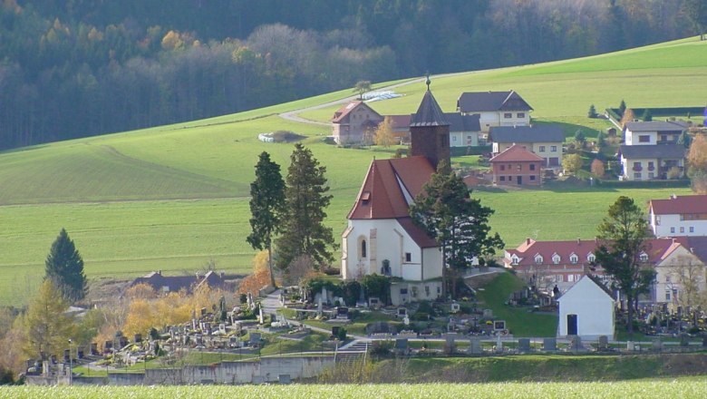 Erasmus Church in Krumbach, © Steindy, CC BY-SA 3.0 Erasmus Church in Krumbach with surrounding cemetery and green landscape.