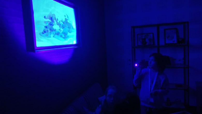 TDR-Escaperoom Tulln-black light, © Kinder sin din einem Raum mit Schwarzlicht und versuchen an die Lösung zu gelangen bakabukidsedutainment