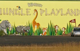 Jungle Indoor Playland, © Wiener Alpen/Katrin Zeleny Mural with jungle animals and 'Jungle Playland' lettering.