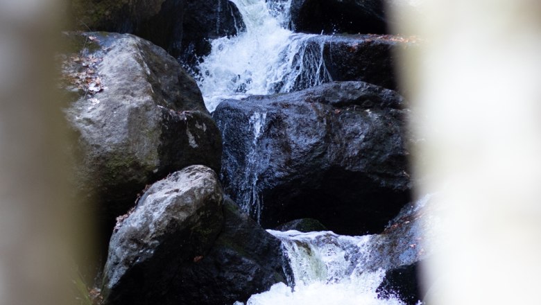 Ysper Gorge, © Familie Moser A waterfall flows over large rocks in the Ysperklamm gorge.