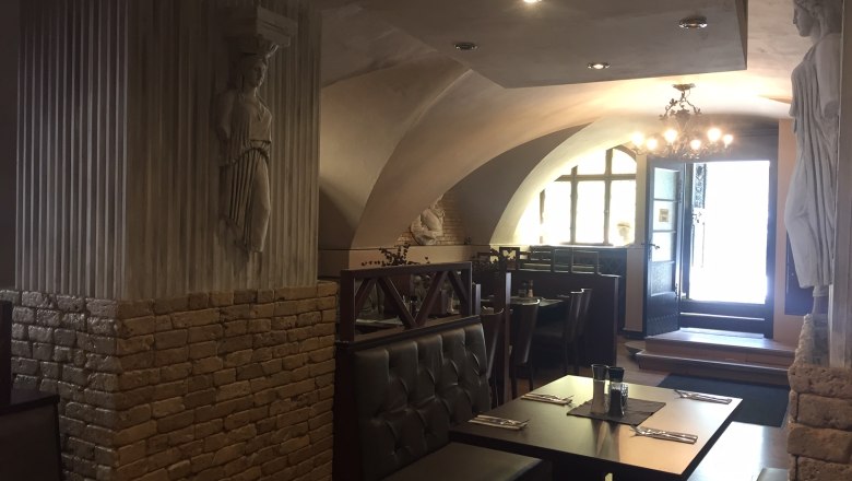 Taverna Mythos, Greek restaurant, Tulln, © Donau Niederösterreich Tourismus Restaurant inside vaults and tables