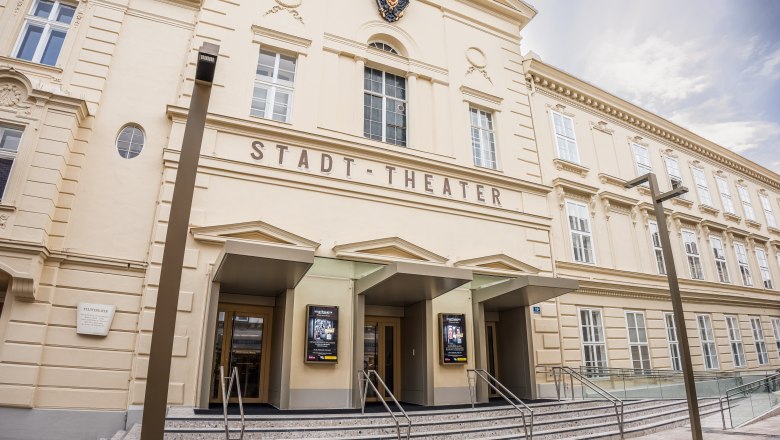 Stadttheater Wiener Neustadt: New doors to cultural diversity, © Alex Schwarz Photography Facade of the Wiener Neustadt Municipal Theater with historical architecture, three entrances and modern glass ramp