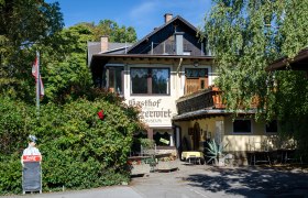 Gasthof Scherrerwirt, © Gasthof Scherrerwirt, Foto: David Rath Gasthof Scherrerwirt with terrace and green surroundings.