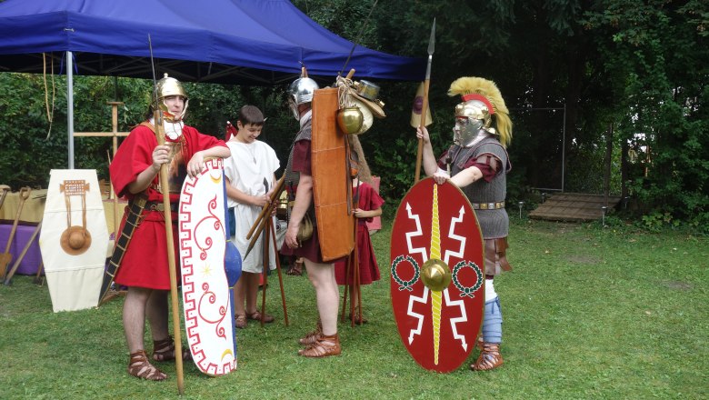 Roman Neunkirchen, © Vanessa Staudenhirz People in Roman armor during a historical re-enactment outdoors.