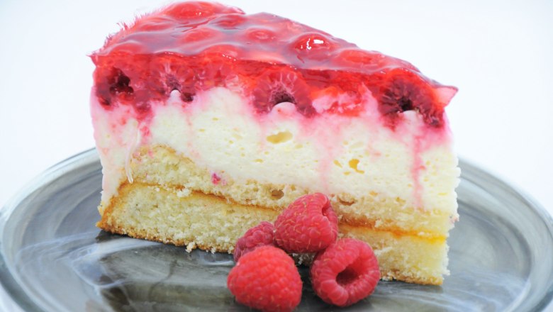 Pot cake with raspberries, © Café Pension Kristall A slice of pot cake with raspberries on a plate.