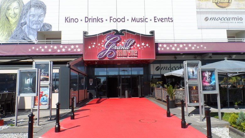 Grand Movie Neunkirchen, © Wiener Alpen / Wilhelm A. Weidlich Entrance to the Grand Movie Cinema in Neunkirchen with red carpet.