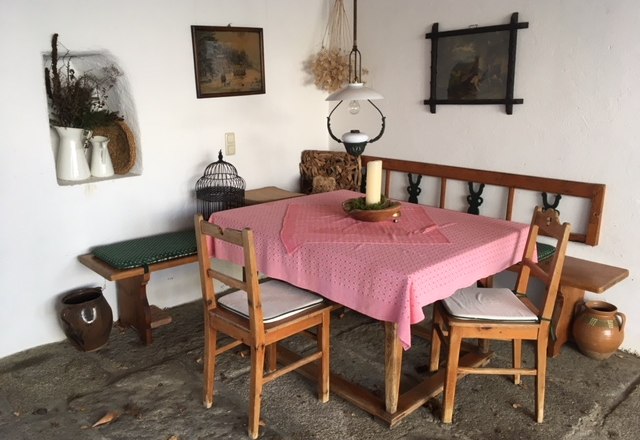 Covered dining area in the inner courtyard, © Katrin Karall-Semler Covered dining area in the inner courtyard, © Katrin Karall-Semler