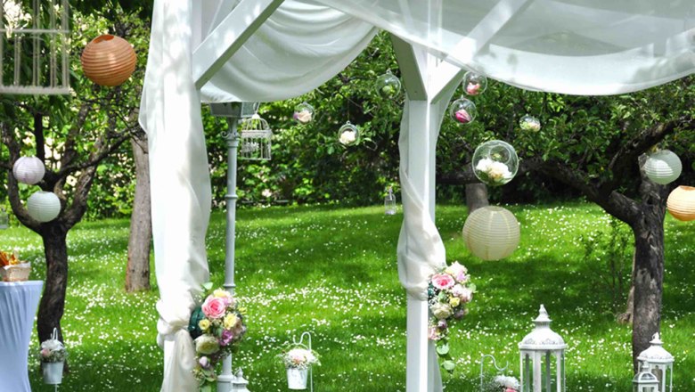 Get married in Gloggnitz Castle Park, © Günter Brentrup Wedding decoration in Gloggnitz Castle Park with white lanterns and flowers.