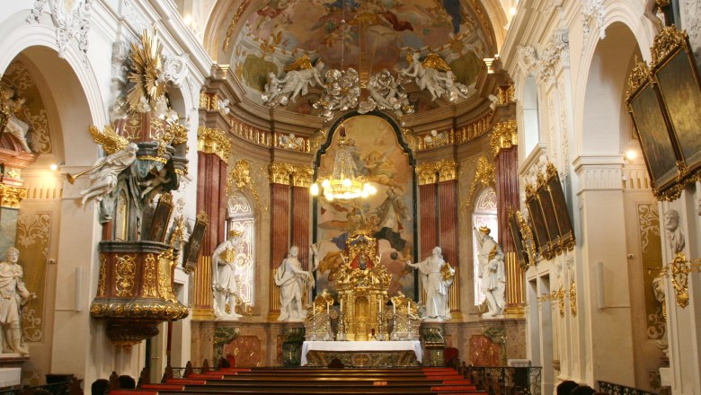 Minorite Church, © Stadtgemeinde Tulln Interior view of the Minorite Church with its richly decorated altar and ceiling frescoes.