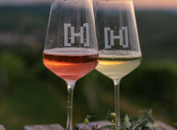 A glass of white wine and a glass of rosé., © Anastasia Kudryasheva A glass of white wine and a glass of rosé., © Anastasia Kudryasheva
