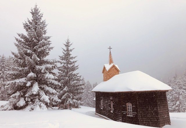 Unterberg Church, © Heidi Peer A small church in the snow with fir trees in the background.