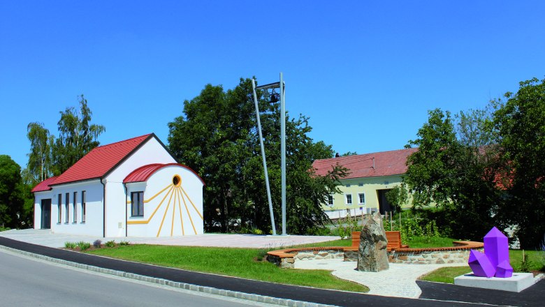 Amethyst Chapel Grübern, © Stadtgemeinde Maissau White chapel with red roof and amethyst sculpture in the foreground.