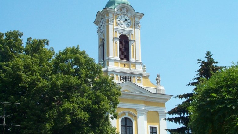 Municipality of Groß-Siegharts, © Stadtgemeinde Groß-Siegharts Yellow church with tower and clock in Groß-Siegharts, surrounded by trees.