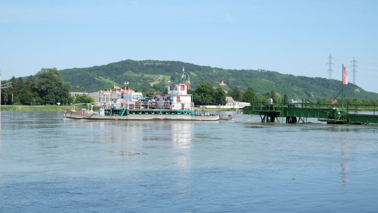 Danube roller ferry near Korneuburg-Klosterneuburg, © Benjamin Zibuschka Rolling ferry on the Danube at Korneuburg-Klosterneuburg with green landscape in the background.