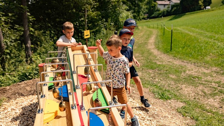 Ball track, © Wexl Arena St. Corona am Wechsel Children playing on an outdoor marble run.
