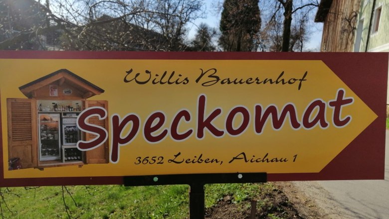 Signpost to the Speckomat at Willis Bauernhof, © Familie Wilhelm Signpost to the Wilhelm family's self-service machine