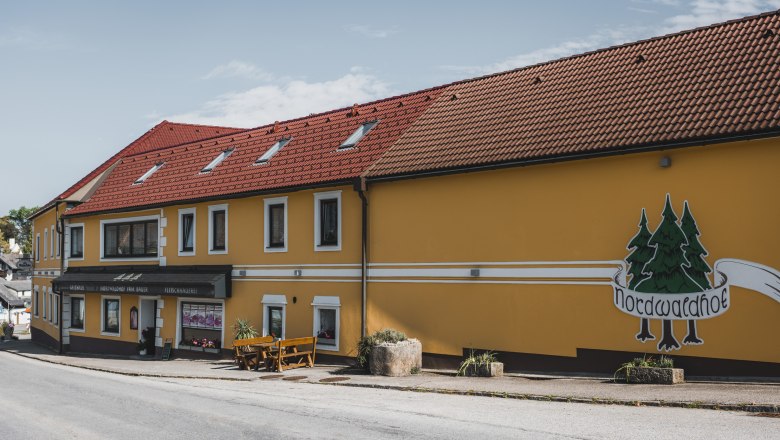 Inn with in-house butcher's shop, © Niederösterreich Werbung/David Schreiber Yellow building with a red roof and the inscription 'Nordwaldhof'.