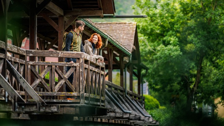 On the bridge over the Leitha, © Wiener Alpen/Fülöp, Kremsl A couple on a bulge of a wooden bridge that crosses the Leitha river