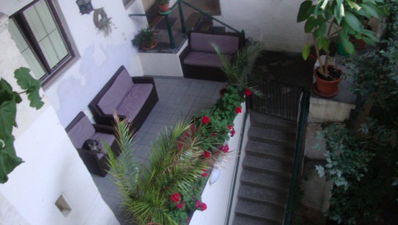 Guesthouse Einzinger GmbH, © Gästehaus Einzinger Inner courtyard with seating area and plants.