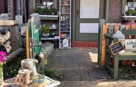 Studio 9A, © : Susanne Jahrl Grafiken FreundInnenKreativ + AtelierAuszeit: Grafiken erstellt mit KI Entrance to a small studio with decorative elements and a sign saying 'Come in'.