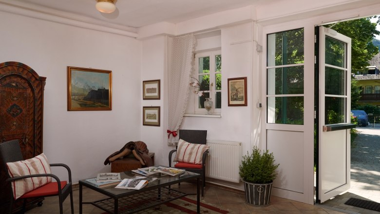 Country house Puchbergerhof, © Landhaus Puchbergerhof by smc Cozy entrance area with armchairs, table and country-style decorations.