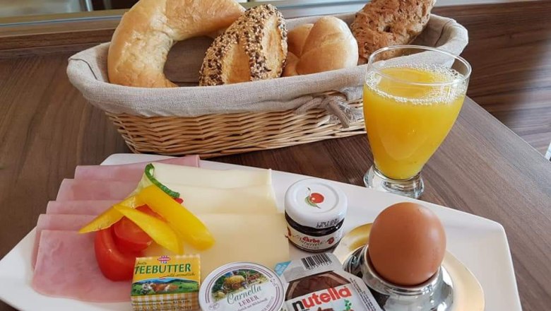 Café Dietmayer, © Dietmayer Breakfast plate with bread rolls, cold cuts, egg and orange juice.