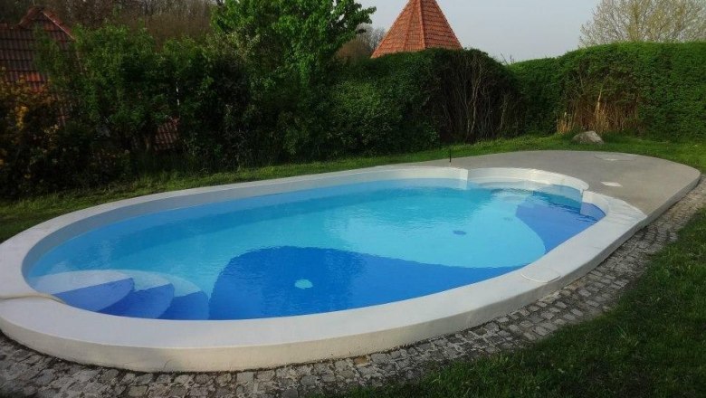 Pool for sunny days, © Weinhof und Pension Parzer An oval pool in the garden with a blue water surface, surrounded by lawn and shrubs.