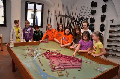 City model, © Werner Fröhlich Children look at a model of a city in a museum.