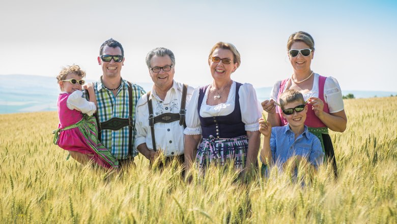 HOPFELD family, © Johannes Ehn The Hopfeld family in traditional costume in a field.